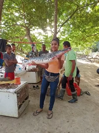 Investigadora Mailuet López con un bagre tumame o matafraile de 11,5 kilos de la ribazón del río Arauca.